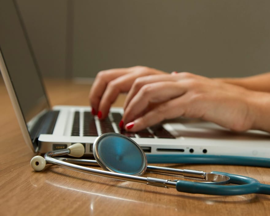 Un clinician care prezintă un webinar veterinar